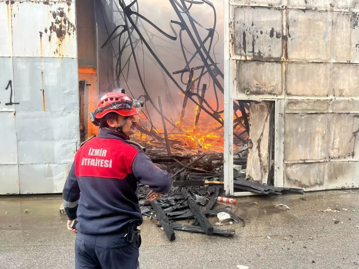 İzmir\'de Depo Yangını Kontrol Altına Alındı