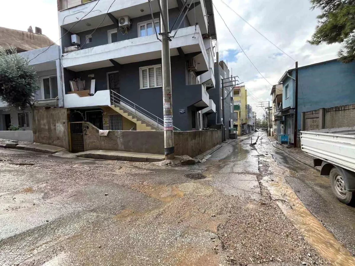 İzmir\'de Sağanak Yağış Sonrası Sokaklar Göle Döndü