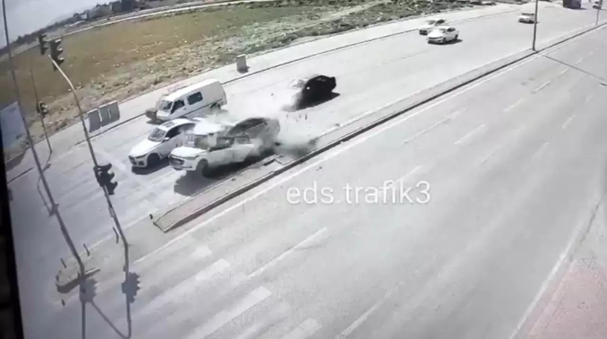 Konya\'da Kaza: Kırmızı Işıkta Bekleyen Araç İkiye Bölündü