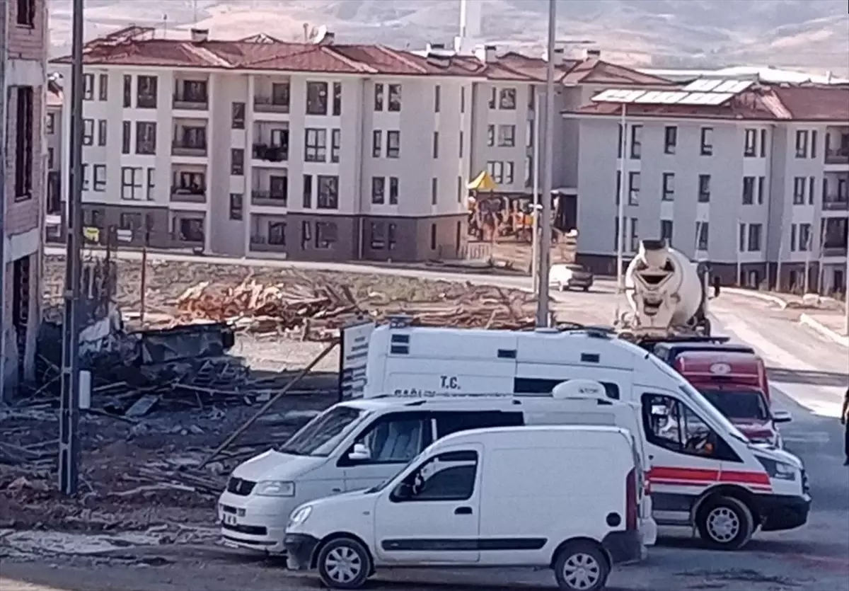 Malatya\'da inşaata beton dökümü esnasında kalıbın çökmesi sonucu 2 işçi yaralandı