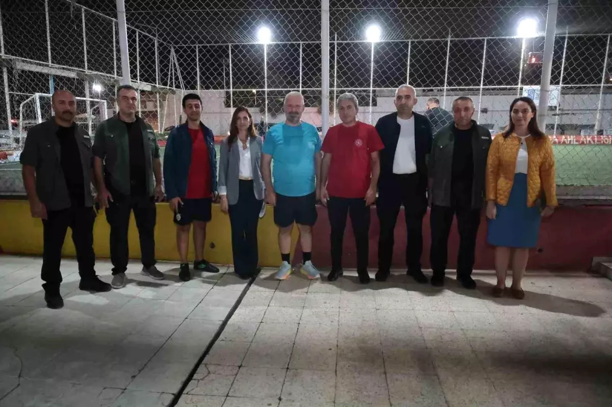 İzmir\'de Gençler ve Protokol Arasında Dostluk Maçı