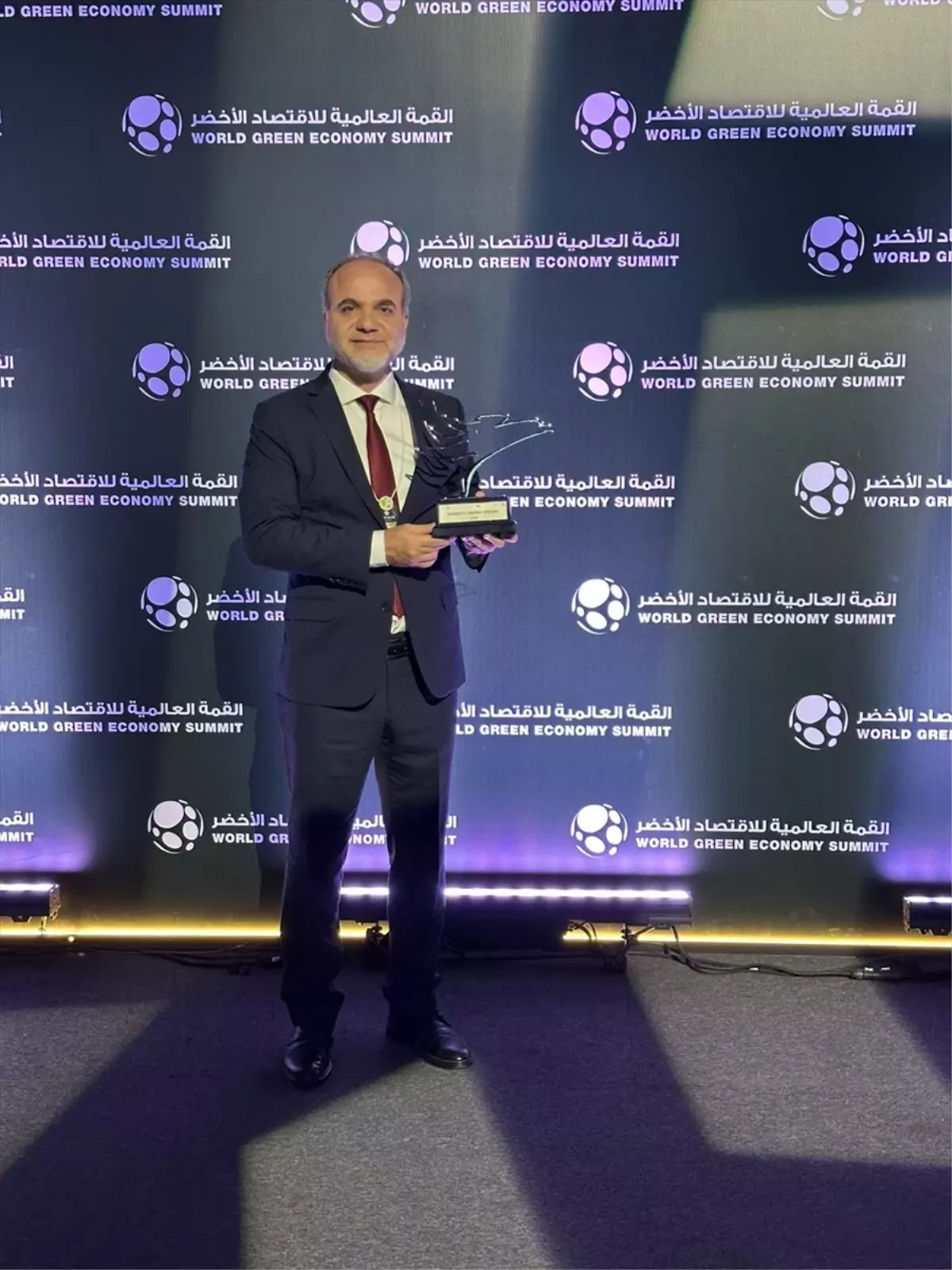 NÖHÜ, Dubai\'de Yeşil Enerji Ödülü Aldı