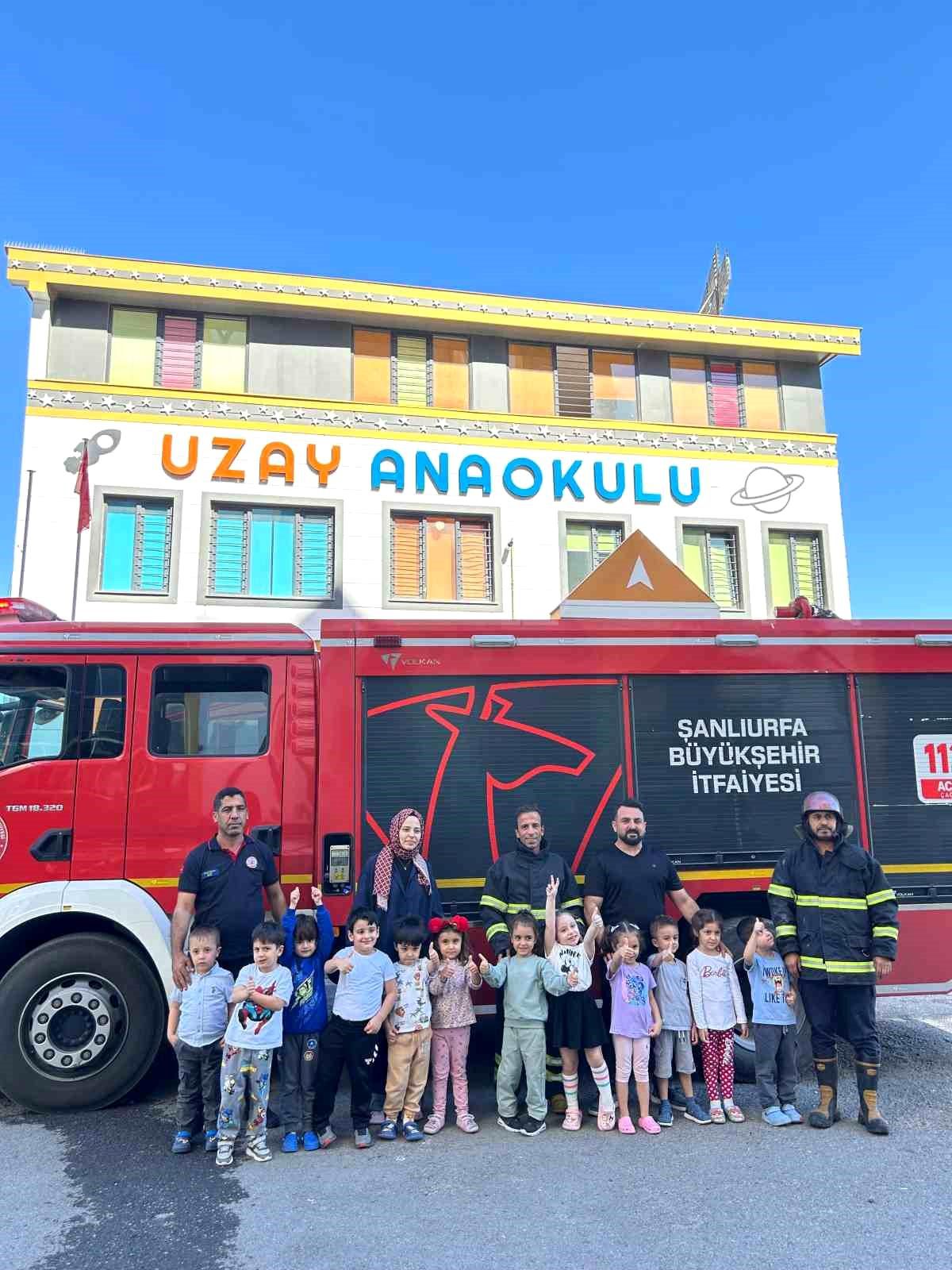 Anaokulu Öğrencilerinden İtfaiyeye Pasta Sürprizi