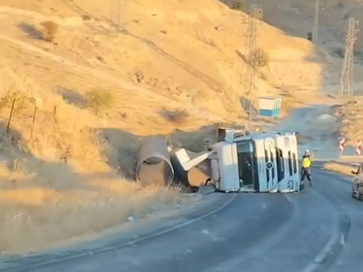 Siirt\'te Devrilen TIR\'ın Kazası Kamerada