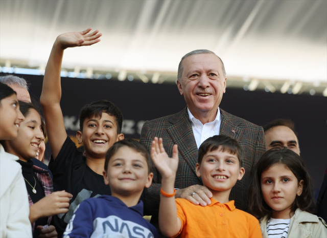 Açılışa damga vuran an: Cumhurbaşkanı Erdoğan, alandaki sesi duyunca konuşmasına ara verdi