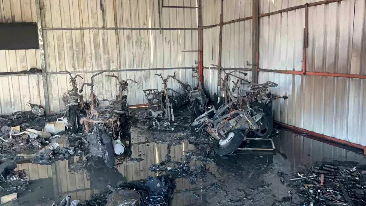Alanya\'da Motosiklet Servisinde Yangın