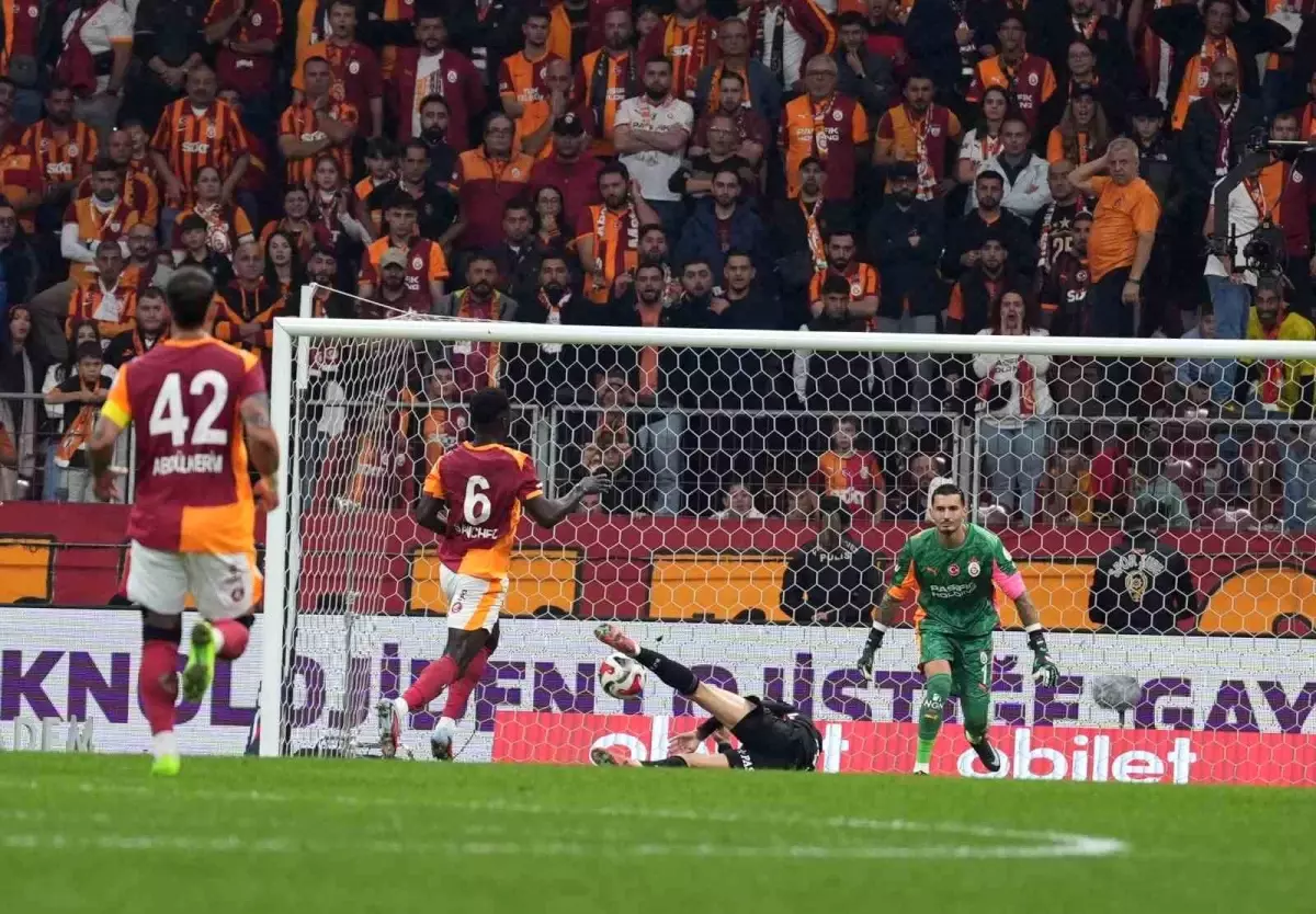 Sanchez Beşiktaş Derbisinde Kırmızı Kart Gördü