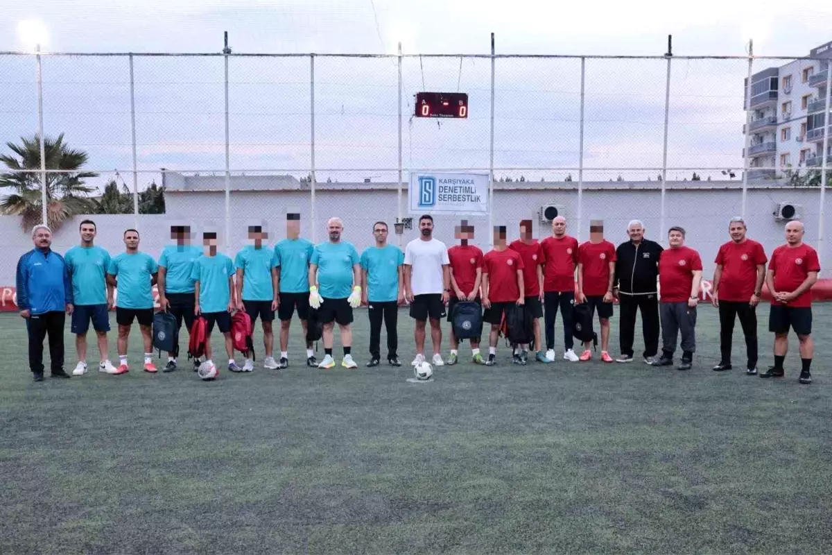 Menemen\'de Gençlerle Protokol Arasında Dostluk Futbol Müsabakası