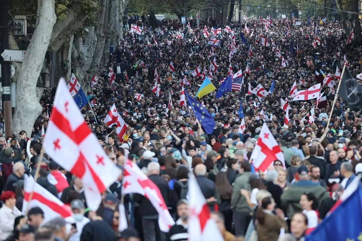 Gürcistan\'da yer yerinden oynadı, protestocular Cumhurbaşkanlığı Sarayı\'nı ele geçirmeye çalıştı