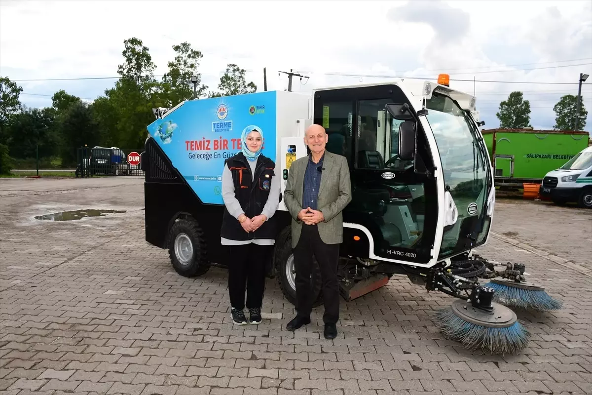 Terme\'de İlk Kadın Yol Süpürücü