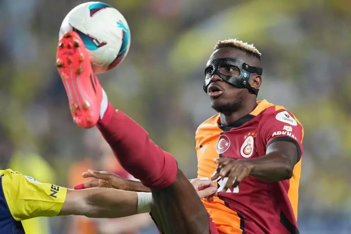 İngiliz futbol efsanesi Osimhen\'den özür diledi