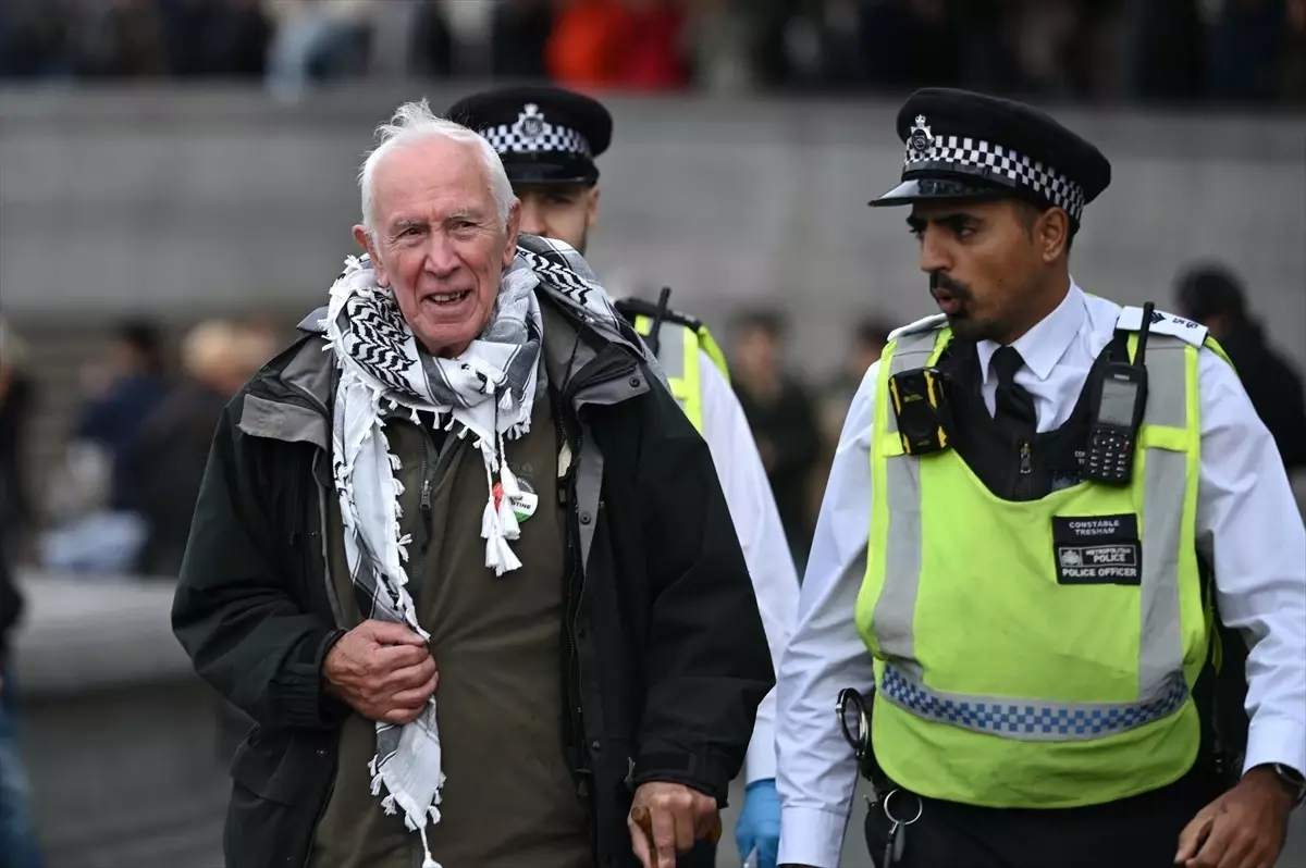 Londra\'da Palestine Action Protestosu: 355 Gözaltı