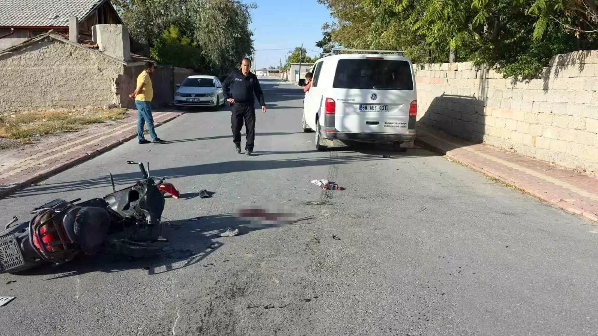 Aksaray\'da Kamyonet ve Motosiklet Çarpıştı: Anne ve İki Çocuğu Ağır Yaralandı