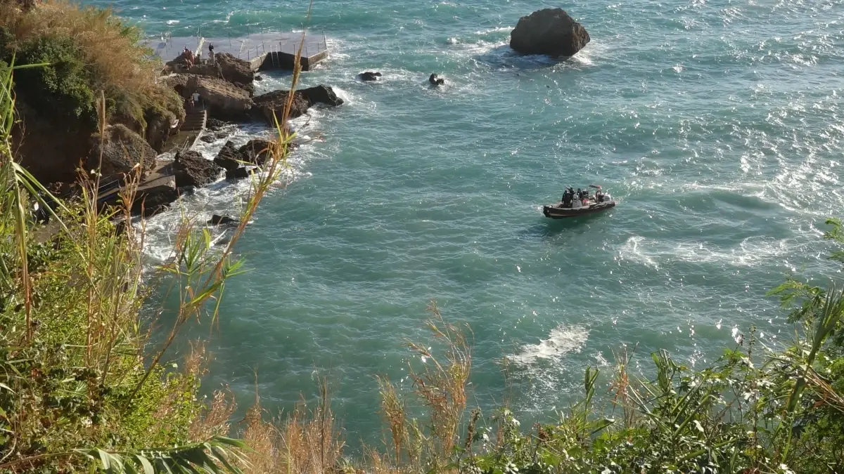 Kayalıkta mahsur kaldı, ekipleri beklemekten sıkılınca kendi kendini kurtardı