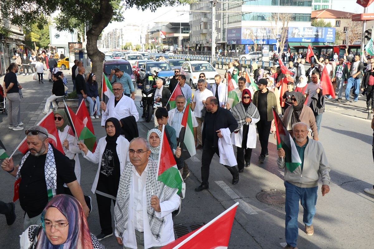 Kayseri\'de sağlık çalışanları Gazze\'ye destek için "vicdan yürüyüşü" düzenledi