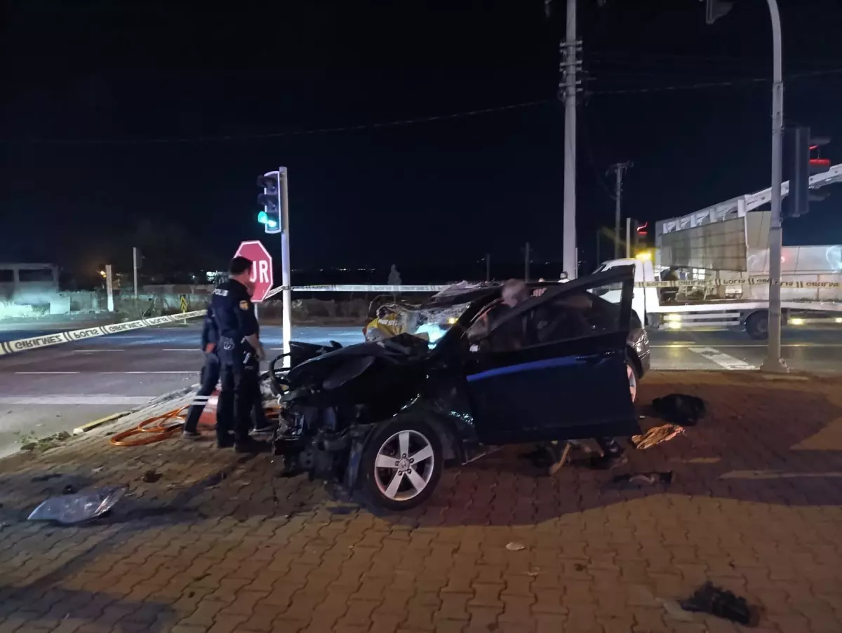 Turgutlu\'da TIR-Otomobil Kazası: 1 Ölü, 3 Yaralı