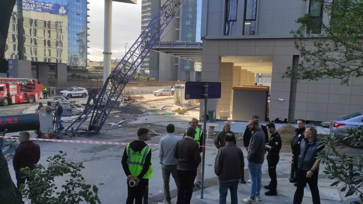Rezidans inşaatında faciadan dönüldü! Vinç öğrenci yurduna devrildi