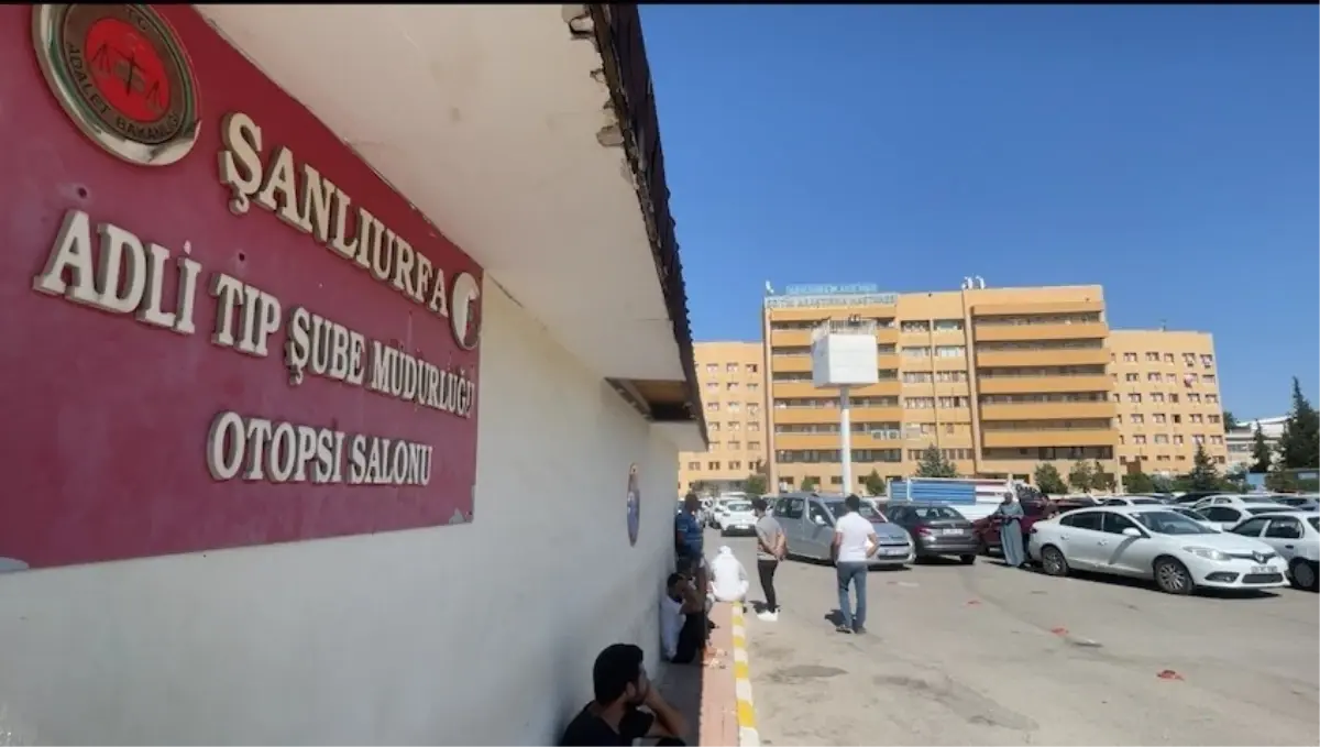 Şanlıurfa\'da Üst Geçide Çarpan Otomobilin Sürücüsü Hayatını Kaybetti