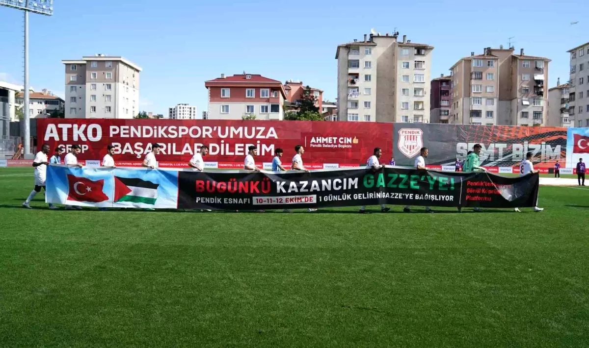 Pendiksporlu Futbolculardan Gazze\'ye Destek Pankartı