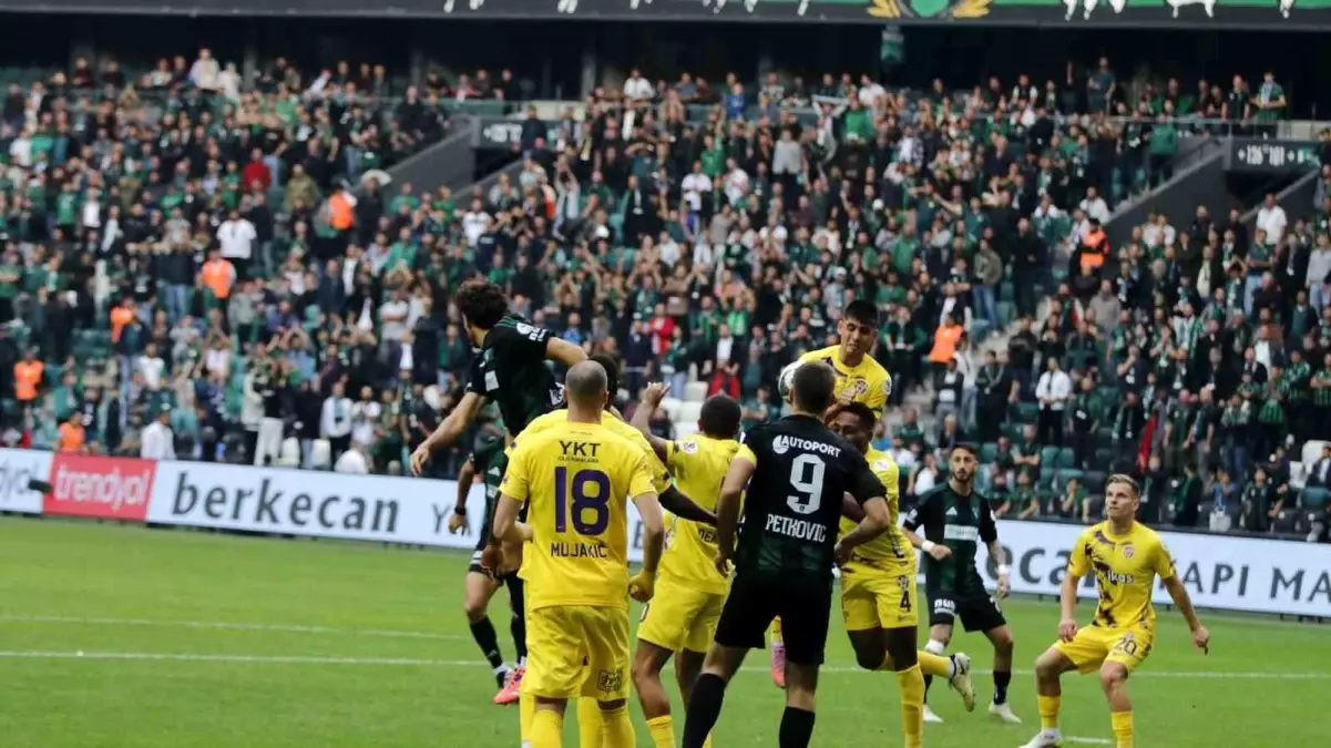 Kocaelispor - Eyüpspor Maçında İlk Yarısı Golsüz Geçti