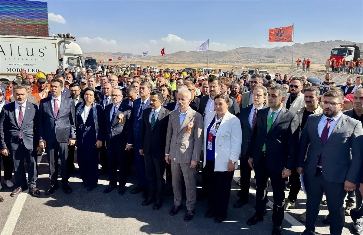 Ulaştırma ve Altyapı Bakanı Uraloğlu, Kırşehir\'de tamamlanan 3 kara yolu projesinin açılışını yaptı