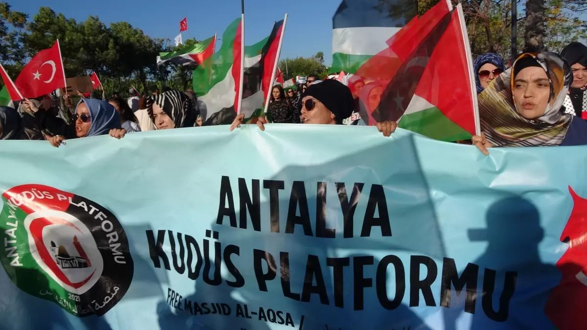 Antalya\'da Gazze için dayanışma yürüyüşü