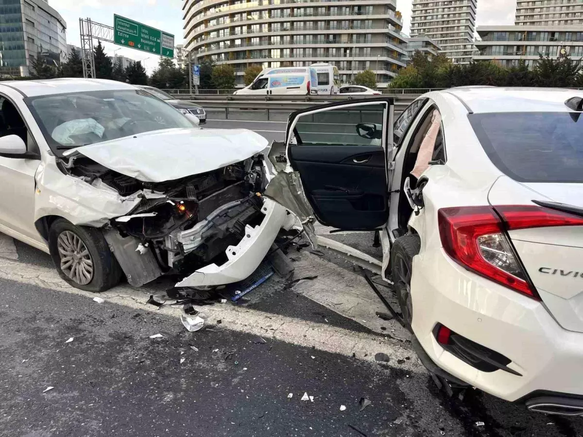 Bağcılar\'da Trafik Kazası: 4 Yaralı