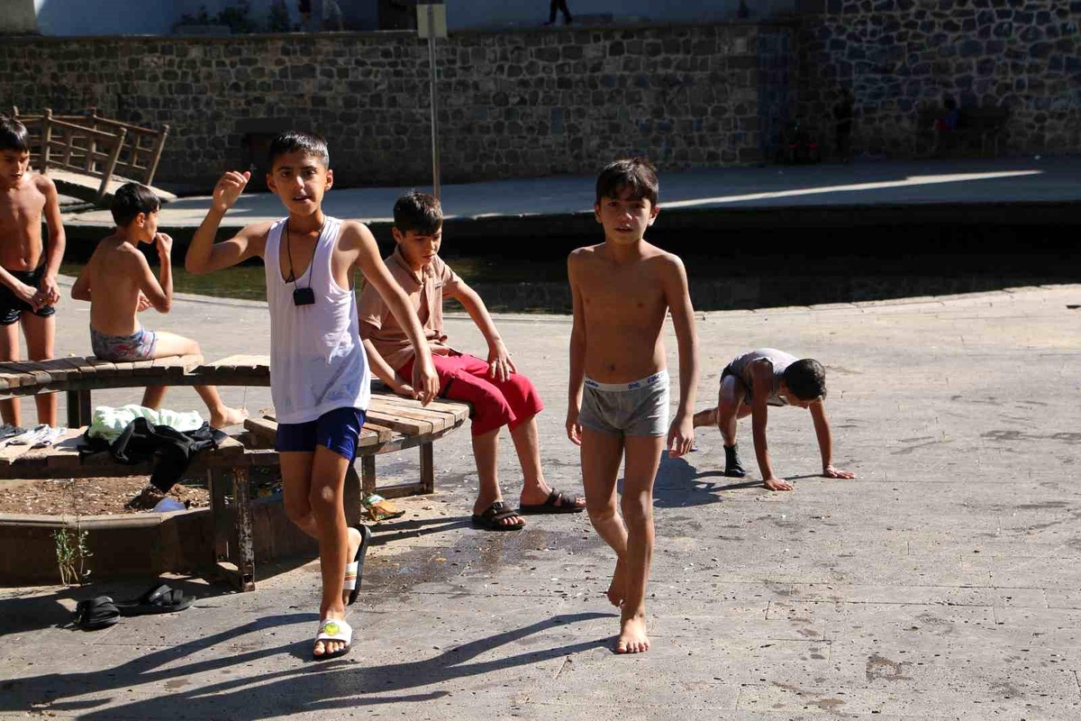 Diyarbakır\'da Serin Havalarda Çocuklar Anzele Havuzunu Tercih Ediyor