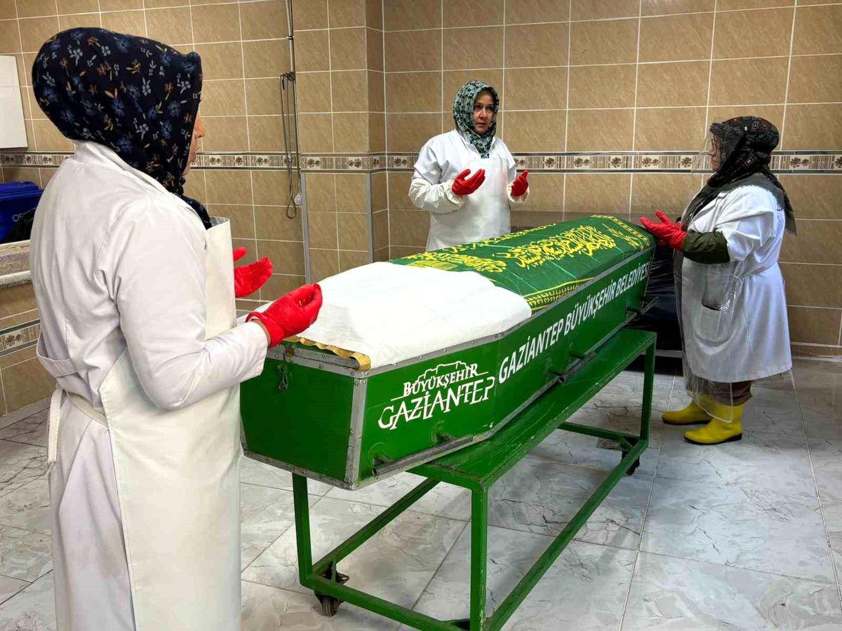 Gaziantep\'teki Kadın Gassallar, Cenaze Hizmetlerinde Özveriyle Çalışıyor