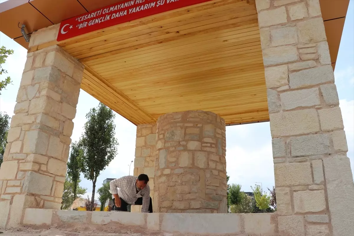 Elazığ\'da şehit oğlunun adına yaptırdığı hayır çeşmesinin işçiliğini de yapıyor