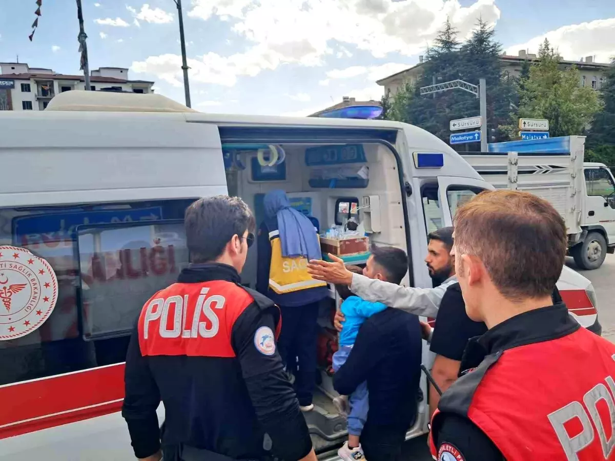 Elazığ\'da Minibüs ve Otomobil Çarpıştı
