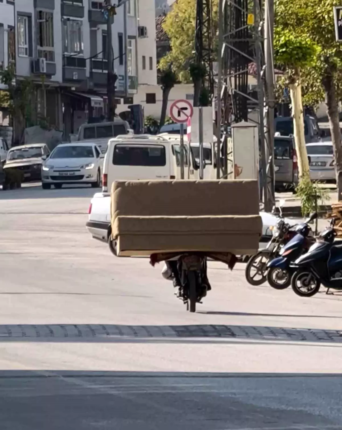 Motosikletle Koltuk Taşıyan Vatandaş