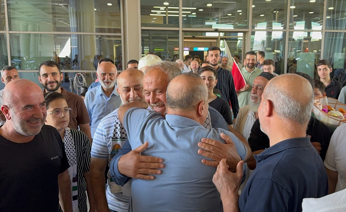 Küresel Sumud Aktivisti Turunç Mersin\'de Çiçekle Karşılandı
