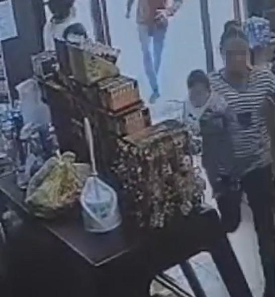 Kucağındaki bebeğe aldırmadan defalarca bıçakladı