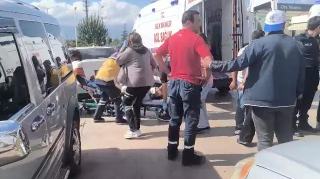 Kucağındaki bebeğe aldırmadan defalarca bıçakladı