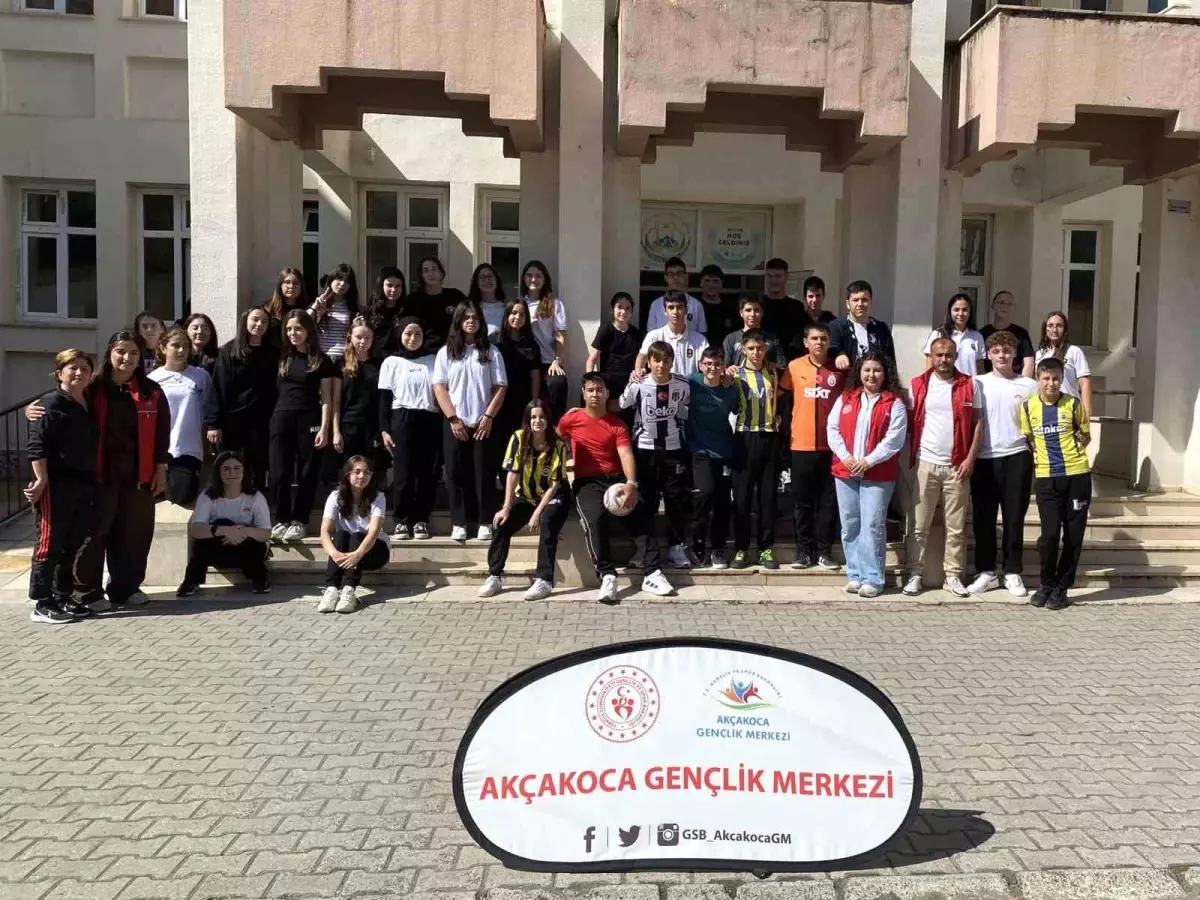 Gençlik Merkezi Akçakoca\'da Tanıtım Yapıyor