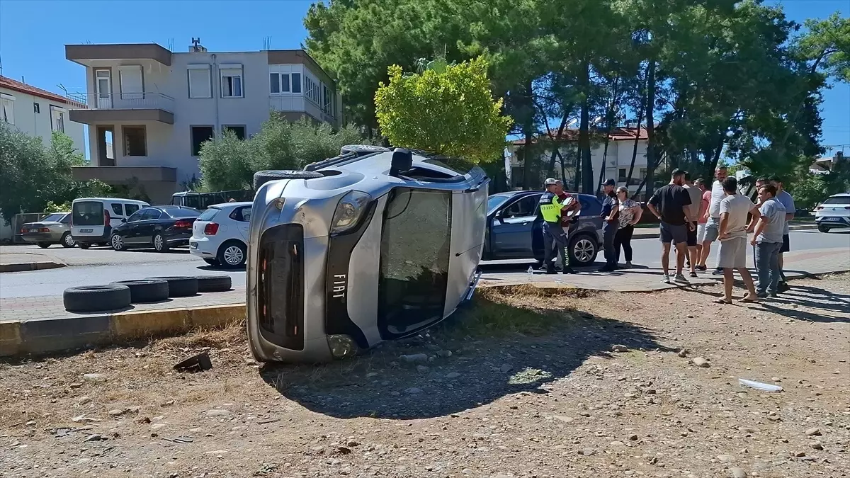 Manavgat\'ta Trafik Kazası: 3 Yaralı