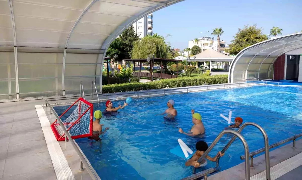 Mersin Büyükşehir Belediyesi\'nden Özel Gereksinimli Bireylere Yaz Yüzme Kursu