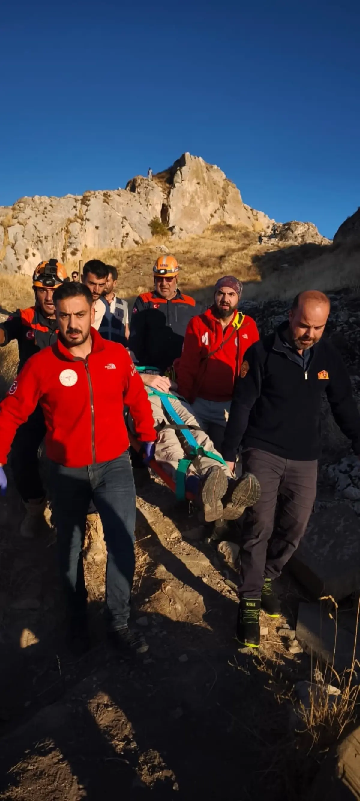 Turist, Van Kalesi\'nde Kayalıklardan Düştü