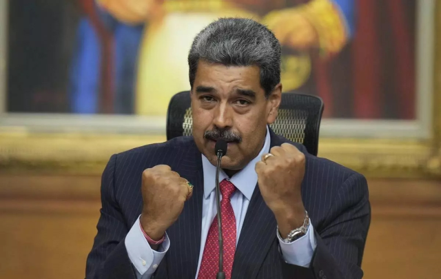 ABD savaş gemilerini gönderdi, Maduro Papa'dan yardım talep etti