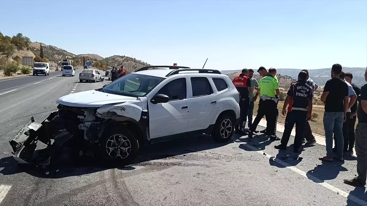 Besni\'de Trafik Kazası: 5 Yaralı