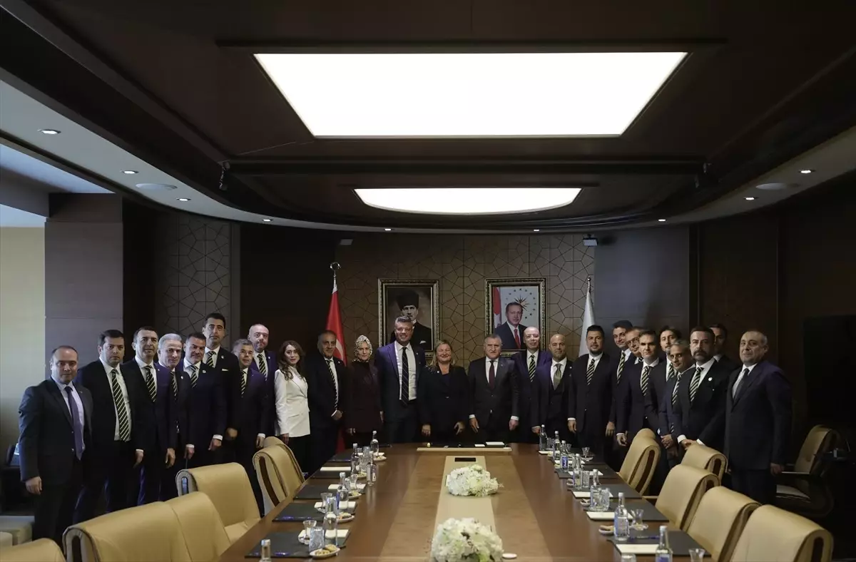 Bakan Bak\'tan Fenerbahçe Yönetimine Ziyaret
