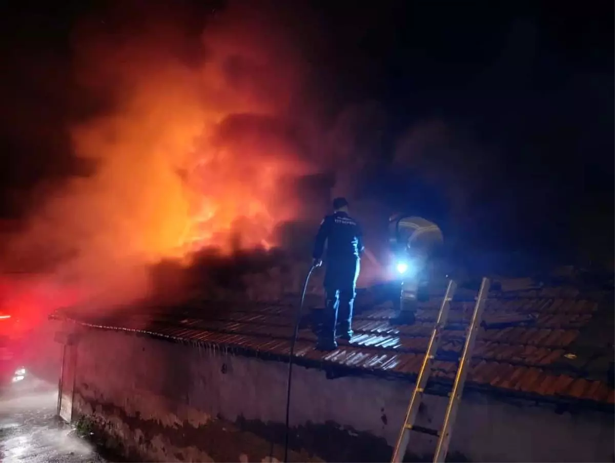 Bursa\'da Yangın: 4 İş Yeri Zarar Gördü