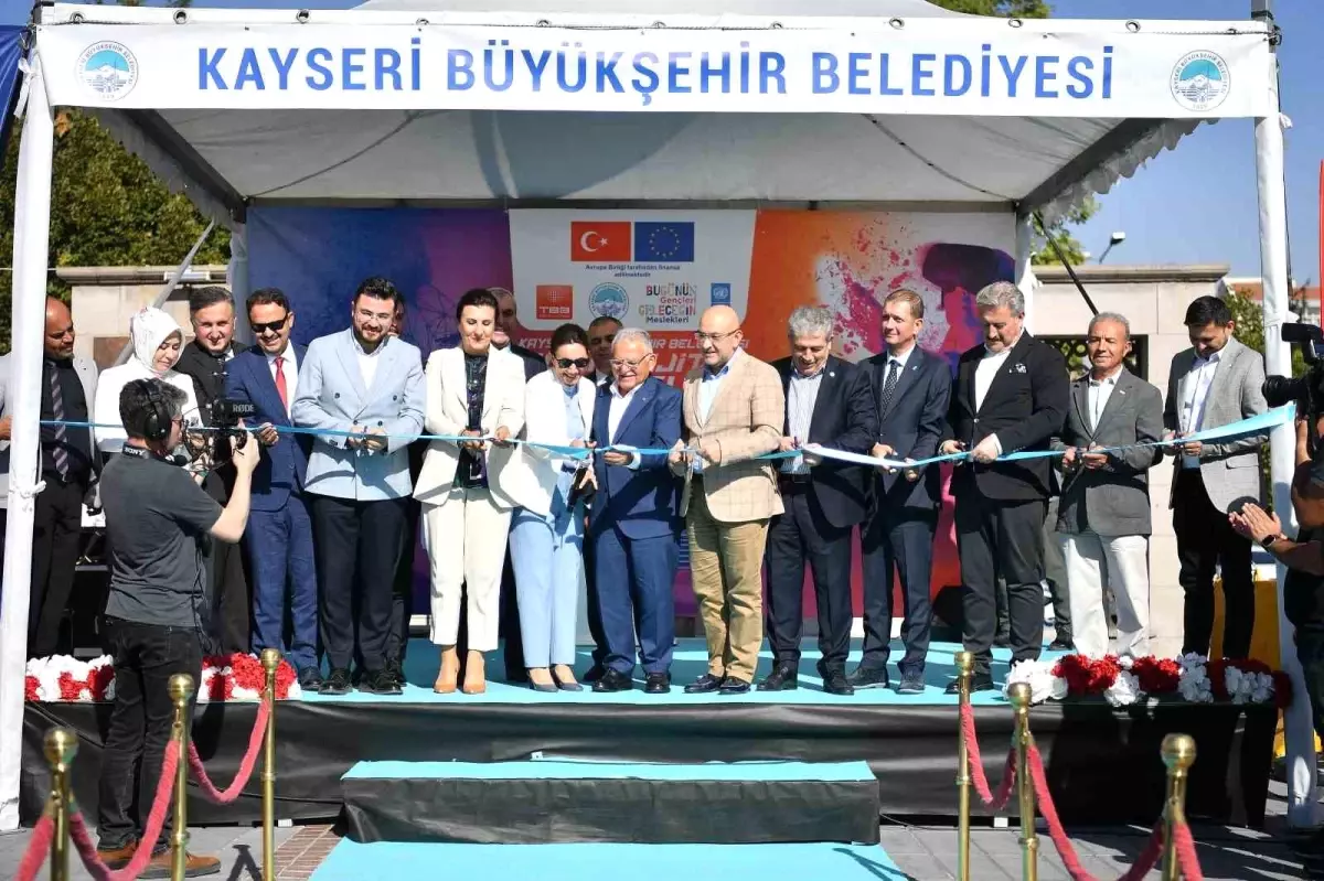 Büyükşehir\'in gençlere yönelik büyüleyici Mobil Dijital Gençlik Merkezi açıldı