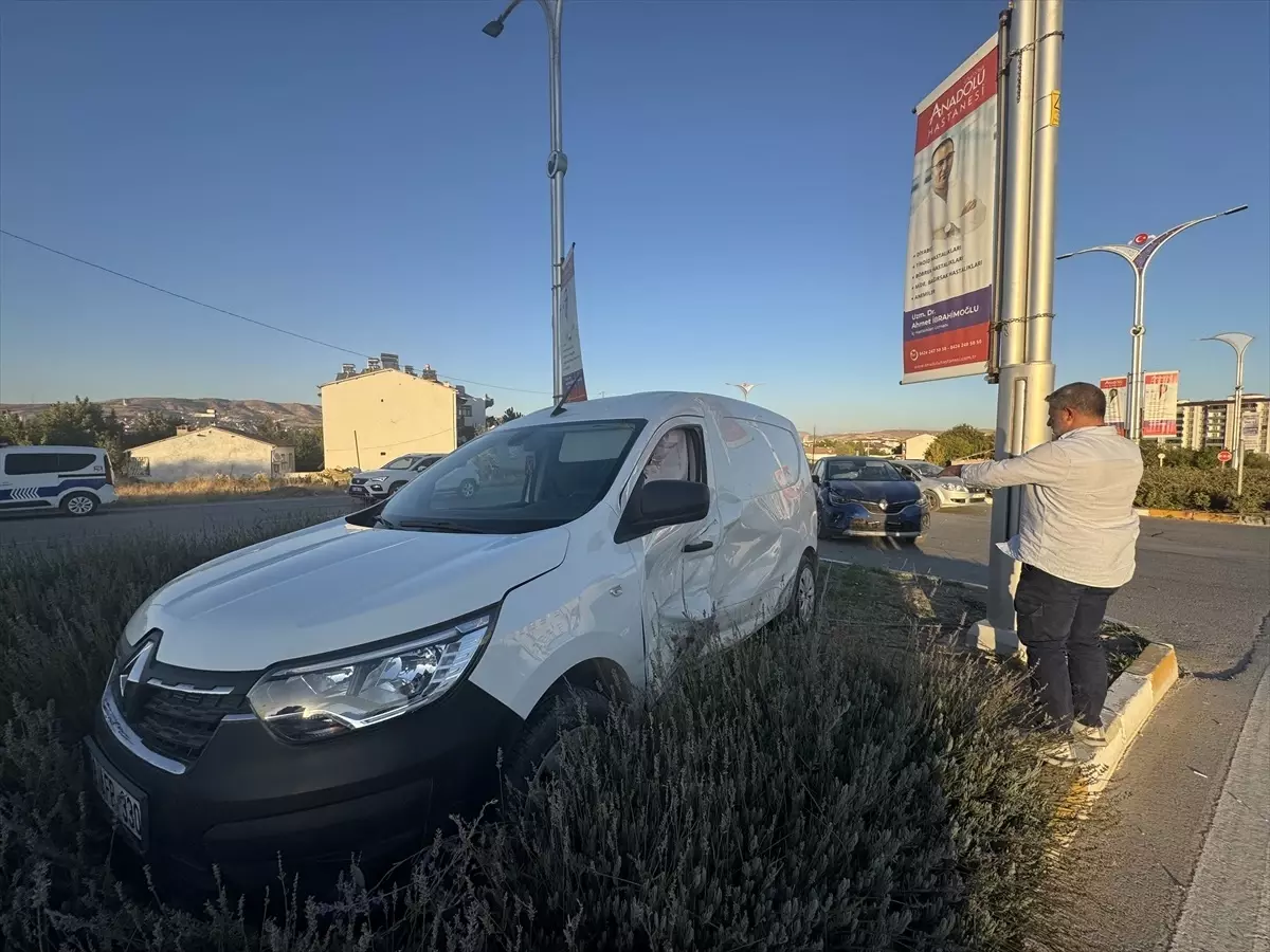 Elazığ\'da Trafik Kazası: 3 Yaralı