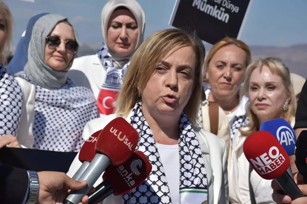 İzmir\'de Kadınlar Filistin İçin Eylem Düzenledi