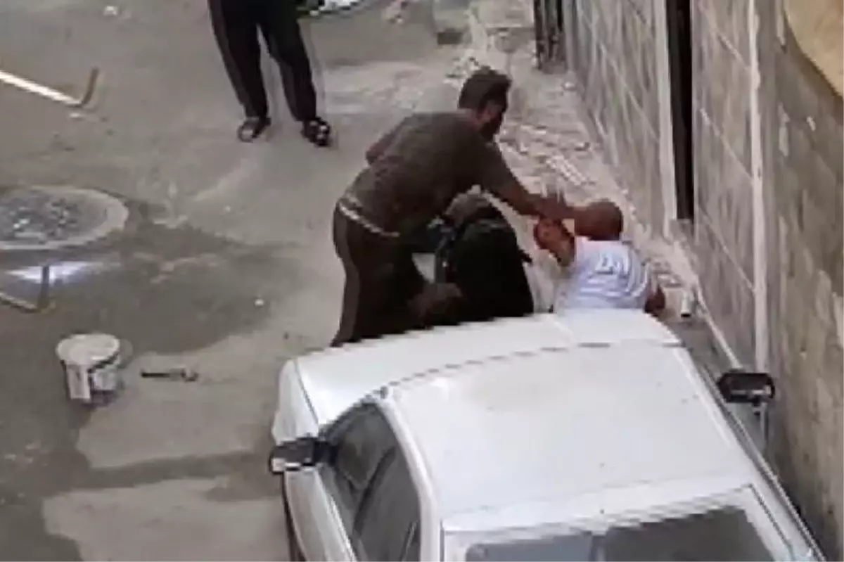 Gaziantep\'te dehşete düşüren görüntüler: Annesini tekmeledi, ağabeyini defalarca bıçaklayarak öldürdü