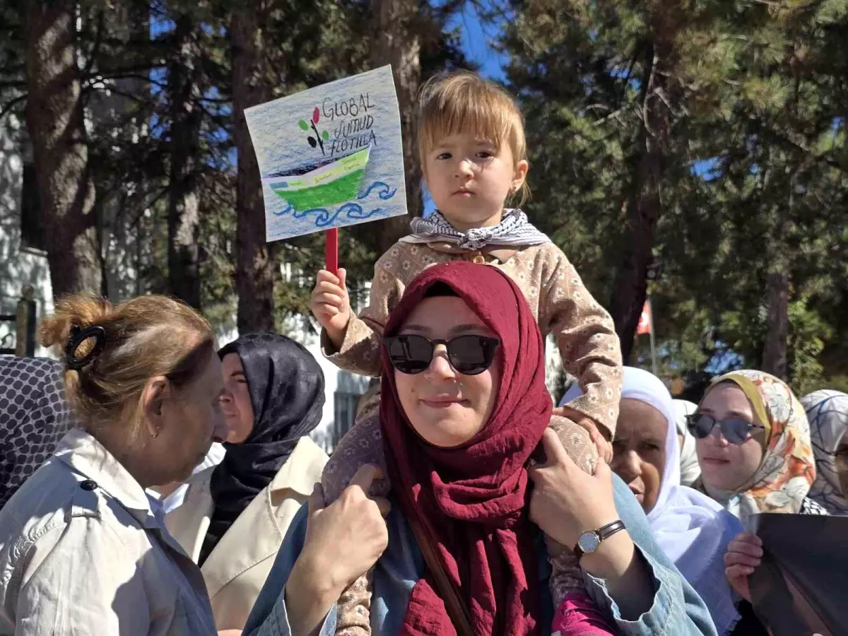 Gazze\'de yaşanan zulmün yıl dönümünde sessiz yürüyüşle İsrail protestosu