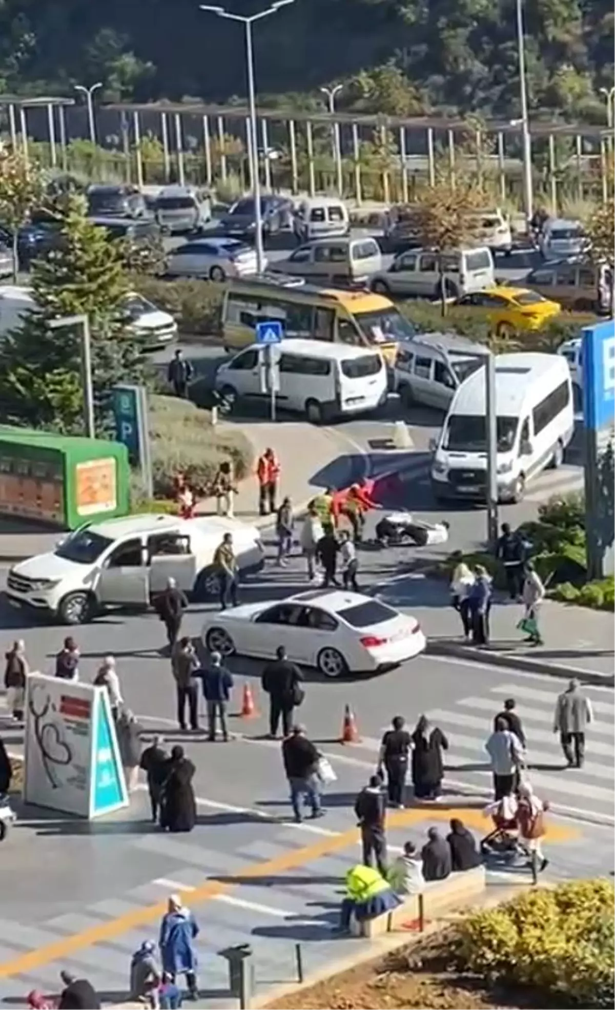 Hastane Girişinde Kavga: Trafik Durdu