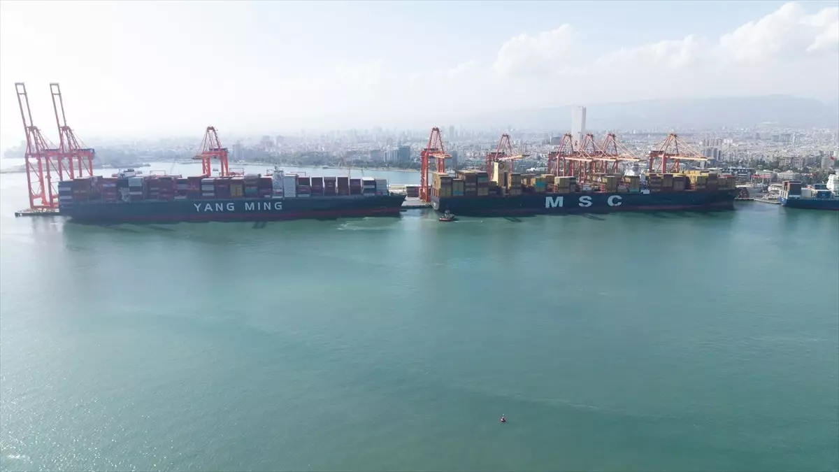 Mersin Limanı\'na 400 Metrelik Gemi Yanaştı
